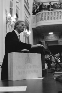 Prinsjesdag 1987, aanbieding miljoenennota minister Ruding met het koffertje , Bestanddeelnr 934-0764