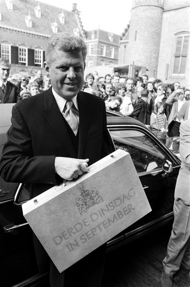 Prinsjesdag 1976, Minister Duisenberg met koffertje op Binnenhof, Bestanddeelnr 928-7915