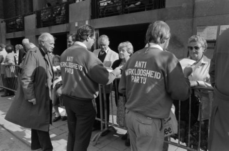 Prinsjesdag 1987, twee heren discussieerden met publiek langs route Gouden Koets, Bestanddeelnr 934-0767