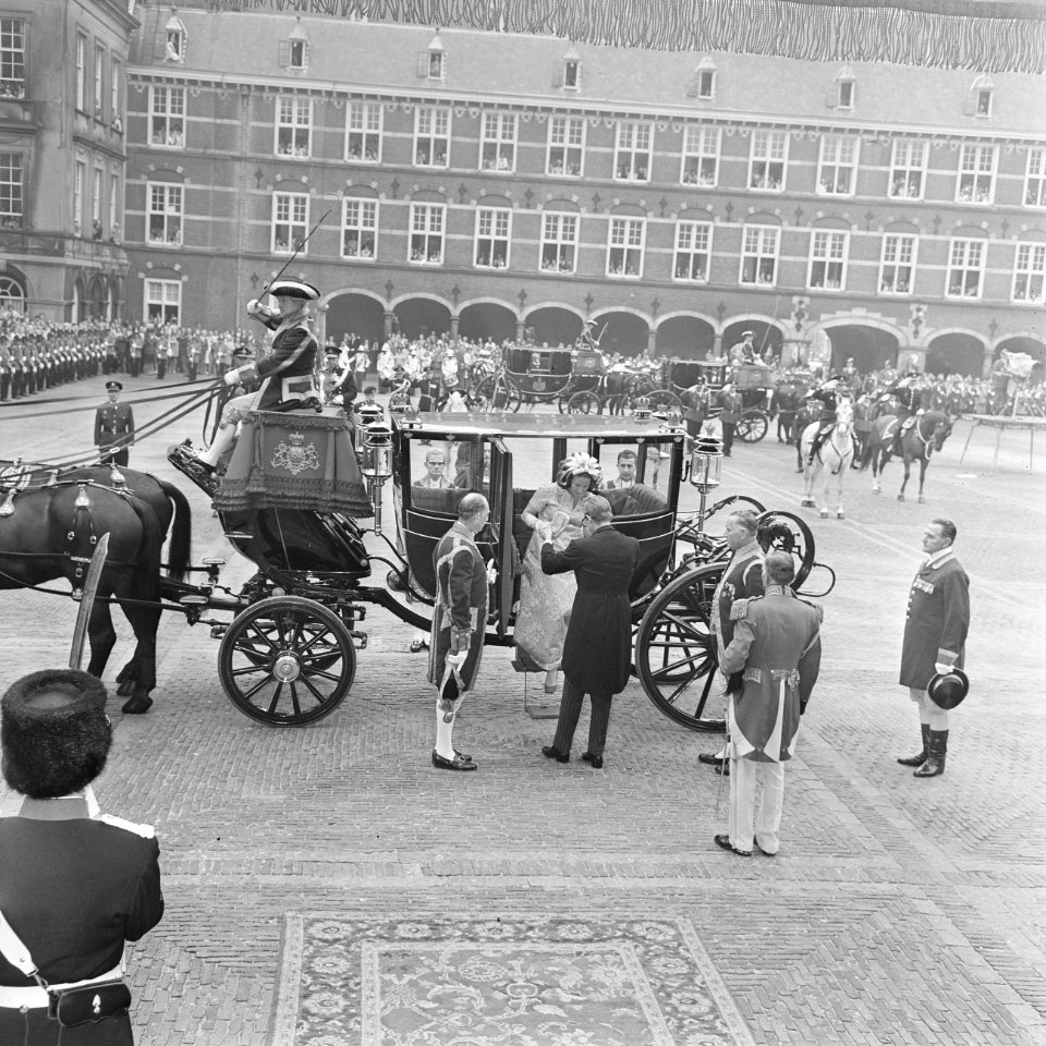 Prinsjesdag Opening Staten Generaal , Den Haag Mr. V. Vollenhoven helpt Pr. M, Bestanddeelnr 922-7937