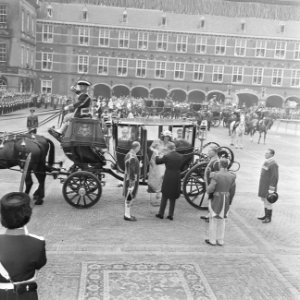 Prinsjesdag Opening Staten Generaal , Den Haag Mr. V. Vollenhoven helpt Pr. M, Bestanddeelnr 922-7937