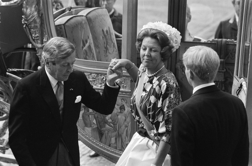 Prinsjesdag 1987, Den Haag Koningin Beatrix wordt uit Goeden Koets geholpen do, Bestanddeelnr 934-0758