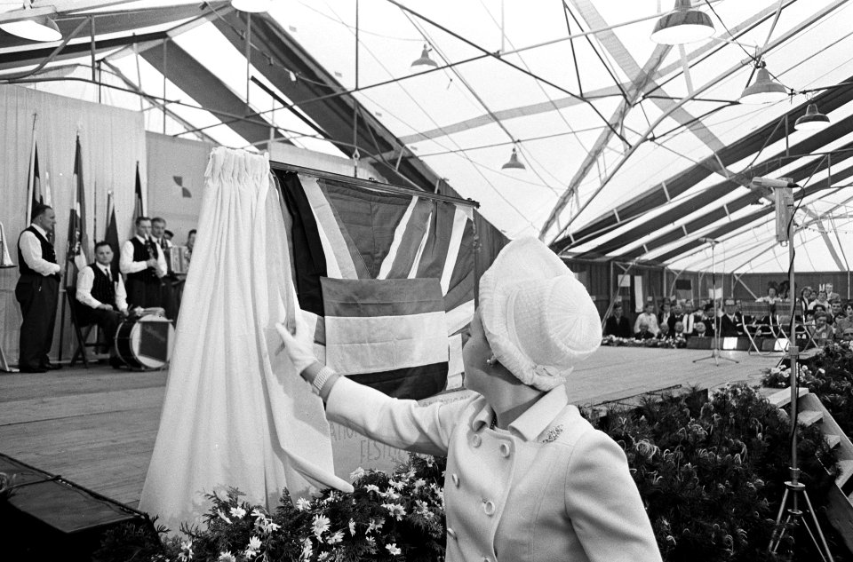 Prinses Margriet onthult een object in een feesttent, Bestanddeelnr 920-4114