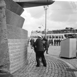Prinses Margriet legt een krans bij het monument, Bestanddeelnr 919-5633