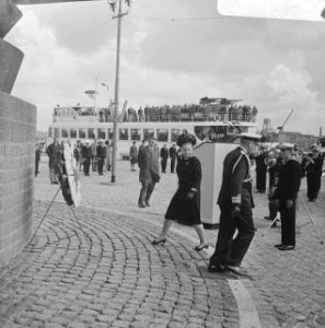 Prinses Margriet na de kranslegging bij het monument, Bestanddeelnr 919-5635
