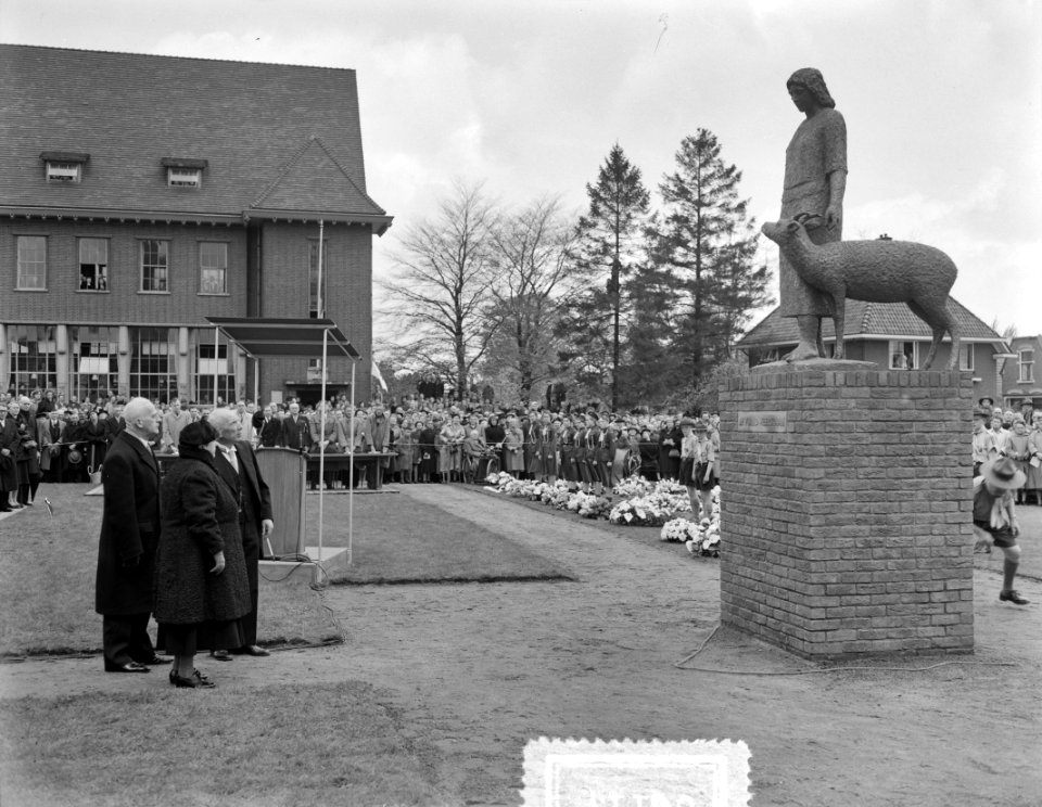 Prinses Wilhelmina onthult het beeld van 'Tante Riek' te Winterswijk, Bestanddeelnr 907-1166