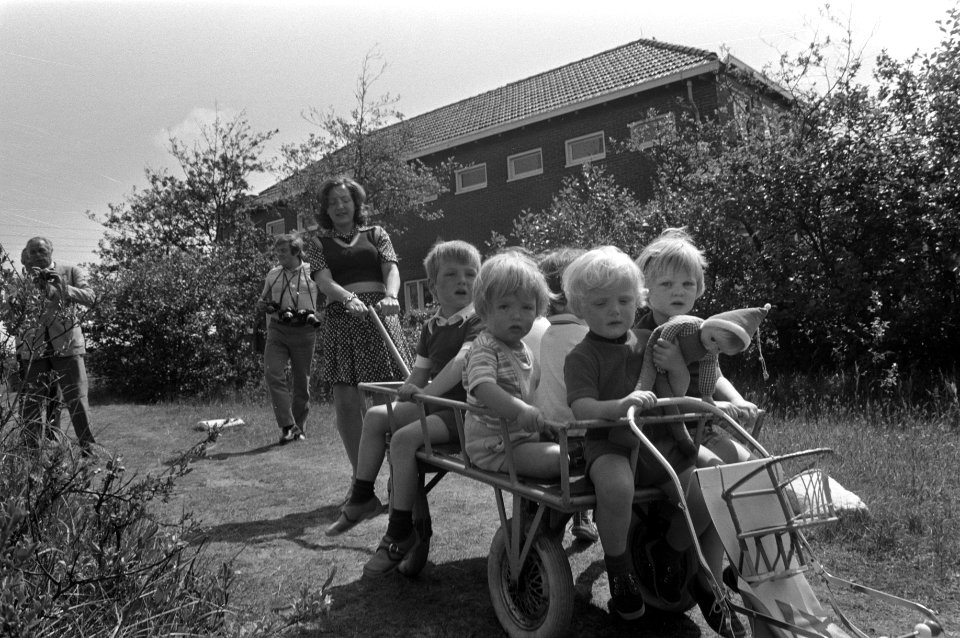 Prinses Margriet met de prinsen Maurits en Bernhard jr., en hun vakantievriendje, Bestanddeelnr 925-6664
