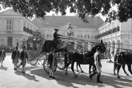Prinsjesdag aankomst Gouden Koets bij Paleis Noordeinde, Bestanddeelnr 933-0824
