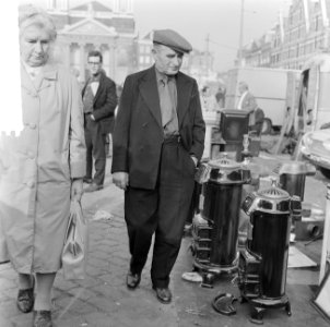 Potkacheltjes op het Waterlooplein, wachten op de kopers, Bestanddeelnr 916-9694