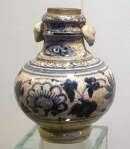 Pot, crackled white glaze ceramic with cobalt blue patterns - Le Trung Hung dynasties, 17th-18th century AD - Vietnam National Museum of Fine Arts - Hanoi, Vietnam - DSC05346