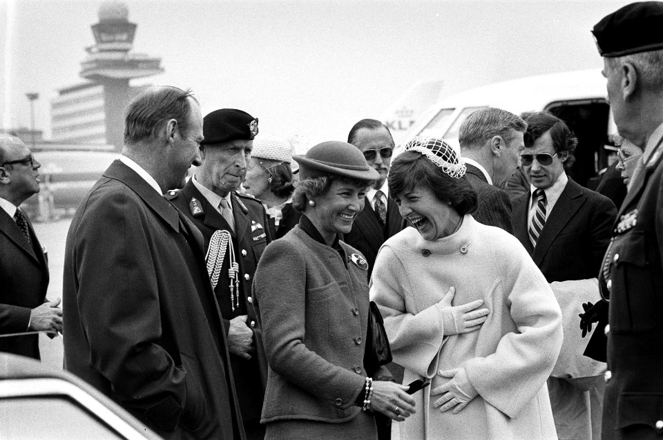 Prinses Margriet haalt prinses Sonja en prins Harald van Noorwegen van Schiphol , Bestanddeelnr 930-7968