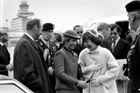 Prinses Margriet haalt prinses Sonja en prins Harald van Noorwegen van Schiphol , Bestanddeelnr 930-7968
