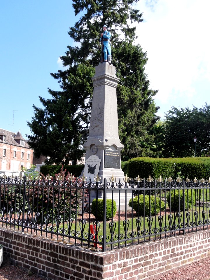 Prisches (Nord, Fr) monument aux morts