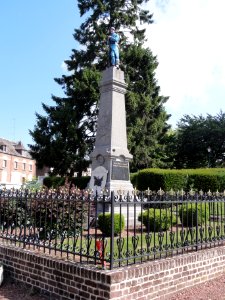 Prisches (Nord, Fr) monument aux morts