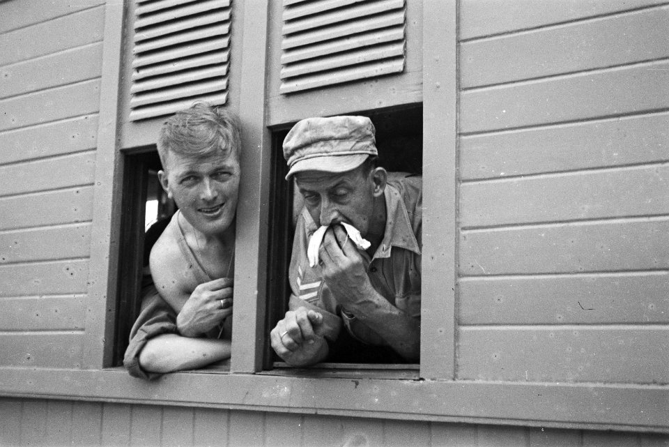 Priok. Op 26 juli vertrok uit Tandjong Priok het motorschip Oranje naar Nederlan, Bestanddeelnr 1774-4-1