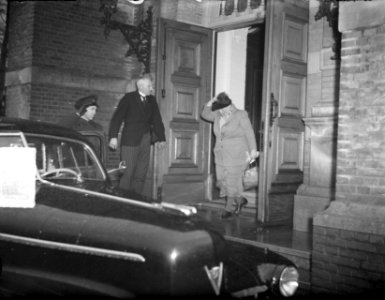 Prinses Wilhelmina Prinses Wilhelmina verlaat de Grote Kerk aan de Loolaan te Ap, Bestanddeelnr 903-9091