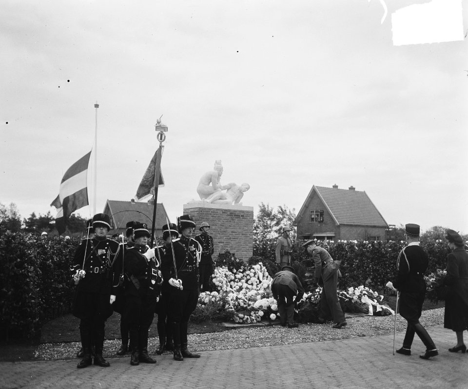 Prinses Wilhelmina onthult het Marechaussee monument bij de koning Willem III-ka, Bestanddeelnr 903-6729