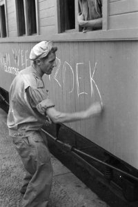 Priok. Op 26 juli vertrok uit Tandjong Priok het motorschip Oranje naar Nederlan, Bestanddeelnr 1774-3-3