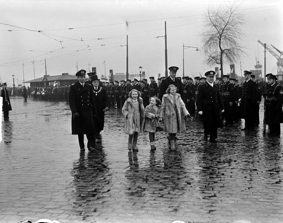 Prinsesjes in geleide van marine-officieren en burgemeester Oud op het Willemspl, Bestanddeelnr 903-7741