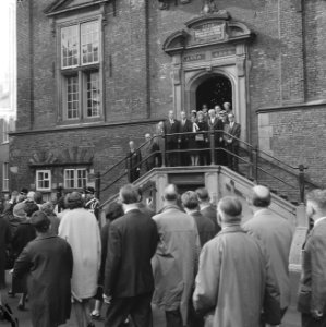 Prinses Margriet op het bordes van het stadhuis, de Gravenzaal, Bestanddeelnr 918-3224