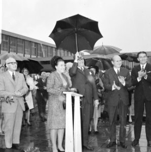 Prinses Margriet opende LTS te Soest, prinses Margriet tijdens onthulling, Bestanddeelnr 919-2948