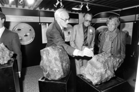 PrinsesJuliana en prins Bernhard bij opening van het Zeiss planetarium op Floria, Bestanddeelnr 932-1169