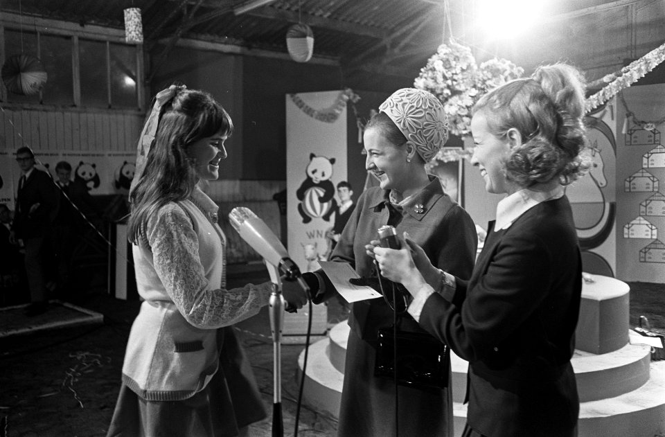 Prinses Margriet ontvangt in Arnhem een cheque voor het Wereld Natuur Fonds. Lot, Bestanddeelnr 921-7963