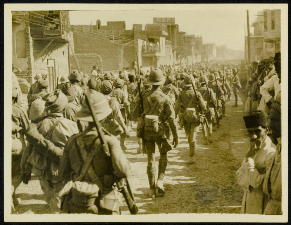 Prisoners on New Street, Baghdad, Bestanddeelnr 158-1497