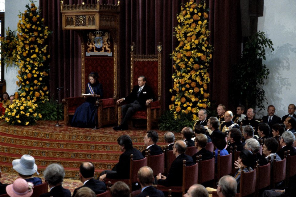 Prinsjesdag 1984 Koningin Beatrix en Prins Claus tijdens de Troonrede in de Rid, Bestanddeelnr 253-8880