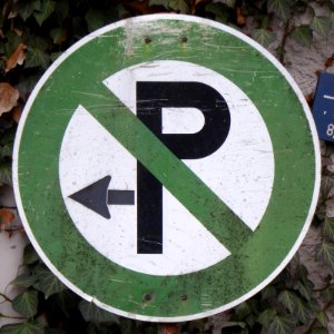 Privates Parkverbotsschild in Grün, 1