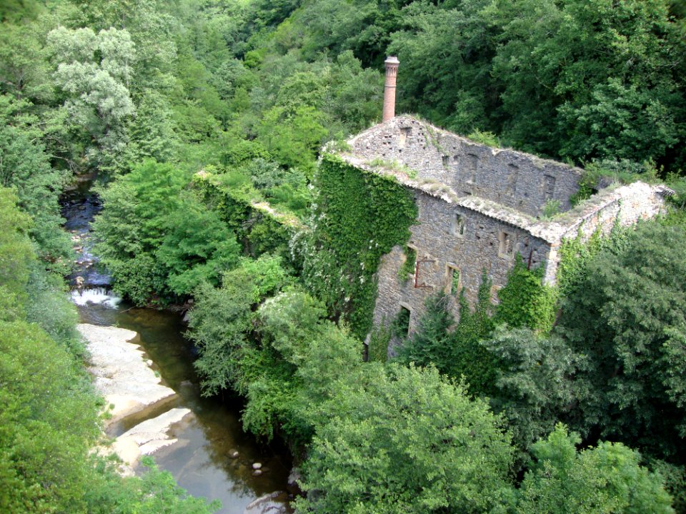 Privas (Ardèche, Fr) Le Mézayon avec moulin en ruine