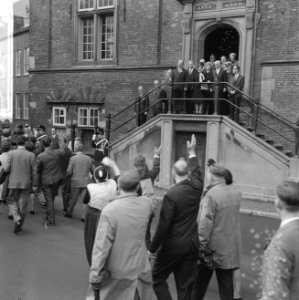 Prinses Margriet op het bordes van het stadhuis, de Gravenzaal, Bestanddeelnr 918-3217