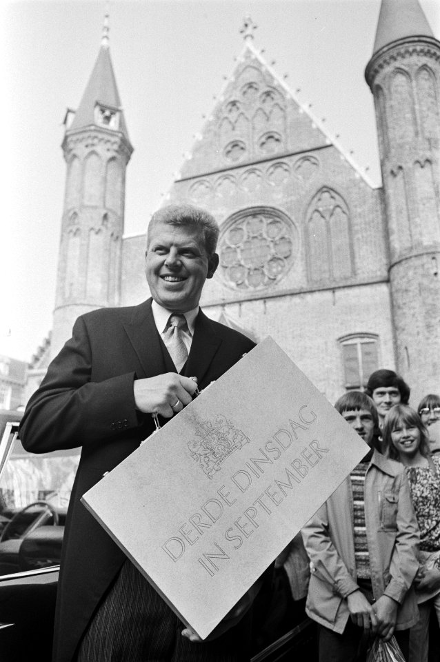 Prinsjesdag 1976, Duisenberg met koffertje (voor Ridderzaal, Bestanddeelnr 928-7930