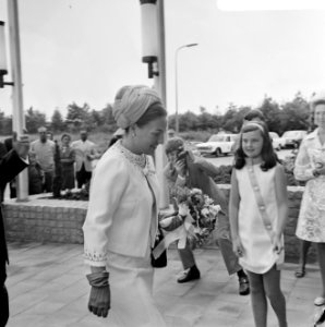 Prinses Margriet met bloemen, Bestanddeelnr 922-5436