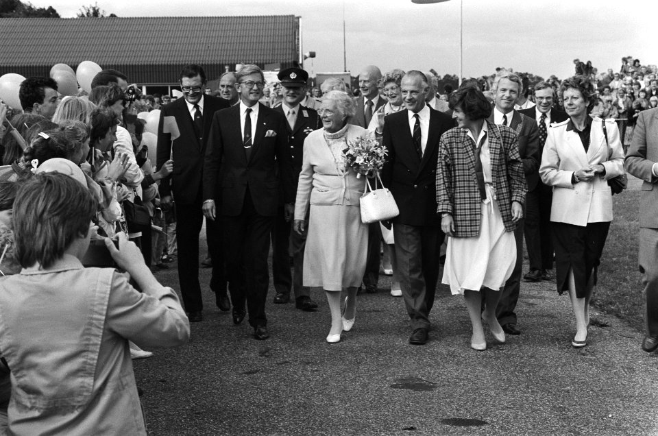 Prinses Margriet onthult een monument op het vliegveld Teuge ter herdenking van , Bestanddeelnr 933-4152