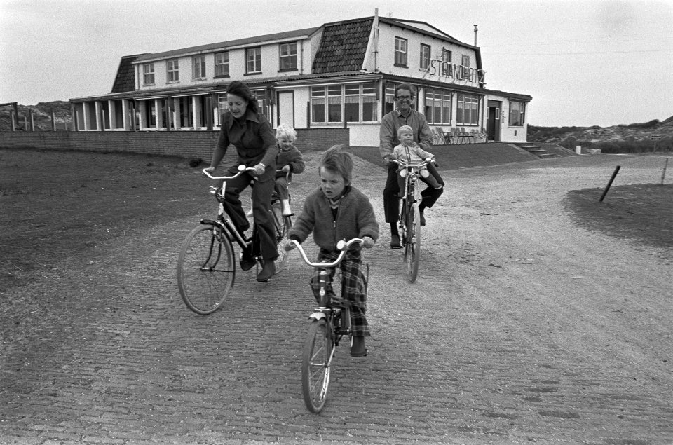Prinses Margriet met man en kinderen op vakantie op Schiermonnikoog, de hele fam, Bestanddeelnr 926-4061
