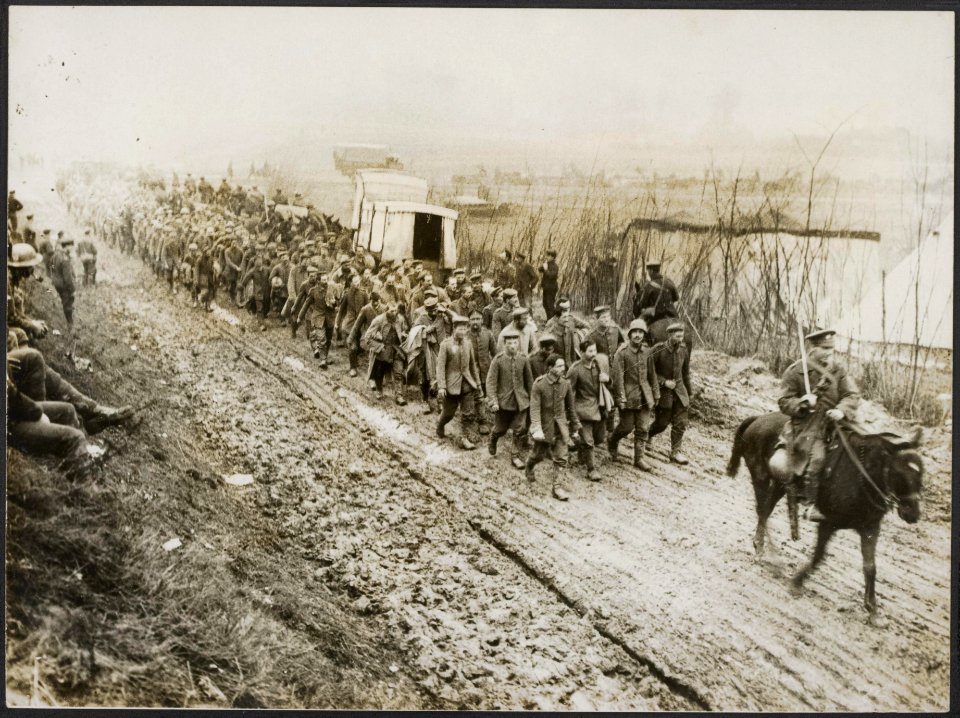 Prisoners coming in on the 13th from St. Pierre Divion, Bestanddeelnr 158-2764