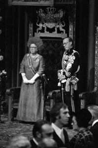 Prinsjesdag 1975 opening Staten-Generaal koningin Juliana staat op na lezen tr, Bestanddeelnr 928-1554