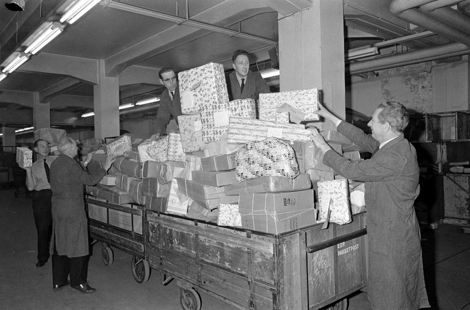 Postsorteerders aan het werk, Bestanddeelnr 919-8323