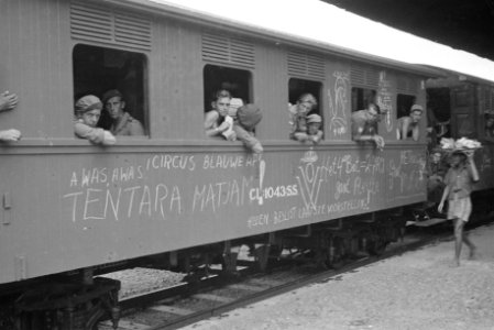 Priok. Op 26 juli vertrok uit Tandjong Priok het motorschip Oranje naar Nederlan, Bestanddeelnr 1774-3-1