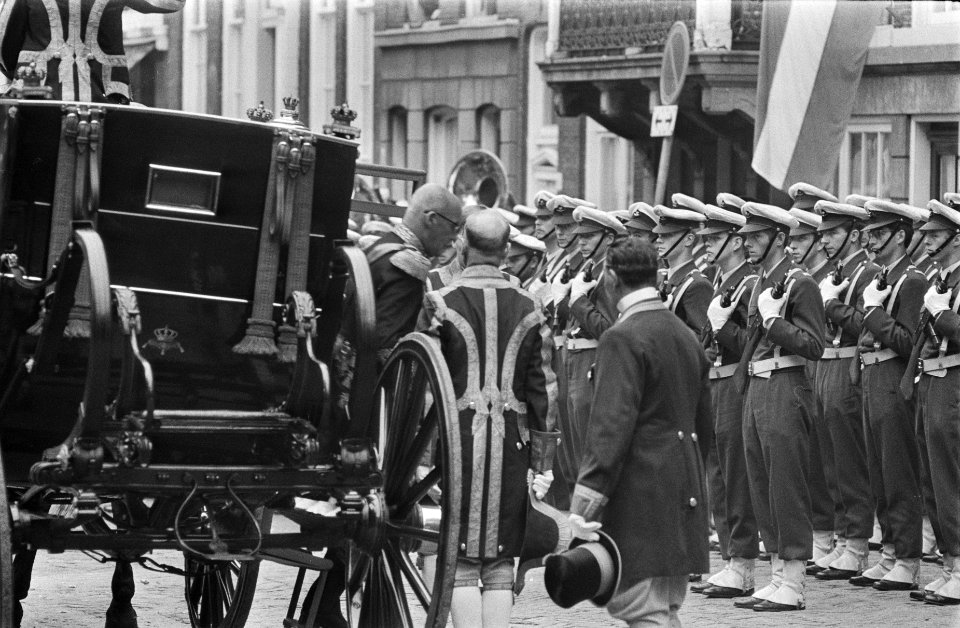Prinsjesdag Koninklijke familie op weg naar Paleis Lange Voorhout , Den Haag (A, Bestanddeelnr 934-6529