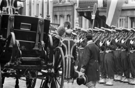Prinsjesdag Koninklijke familie op weg naar Paleis Lange Voorhout , Den Haag (A, Bestanddeelnr 934-6529