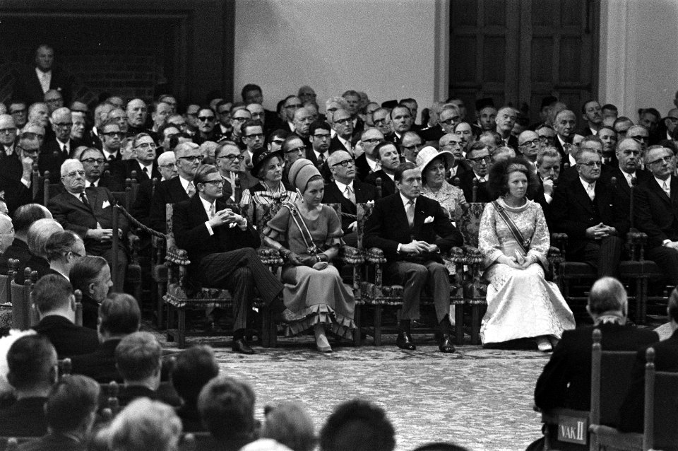 Prinsjesdag koningin Juliana leest de Troonrede in Ridderzaal, v.l.n.r. Van Vol, Bestanddeelnr 923-8441