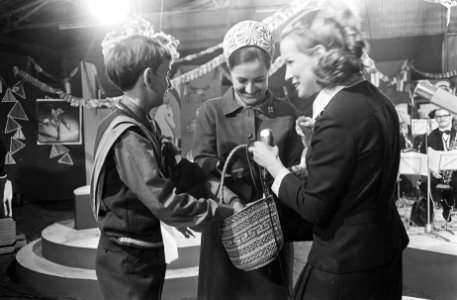 Prinses Margriet ontvangt cheque voor Wereld Natuur Fonds te Arnhem Prinses Marg, Bestanddeelnr 921-7965