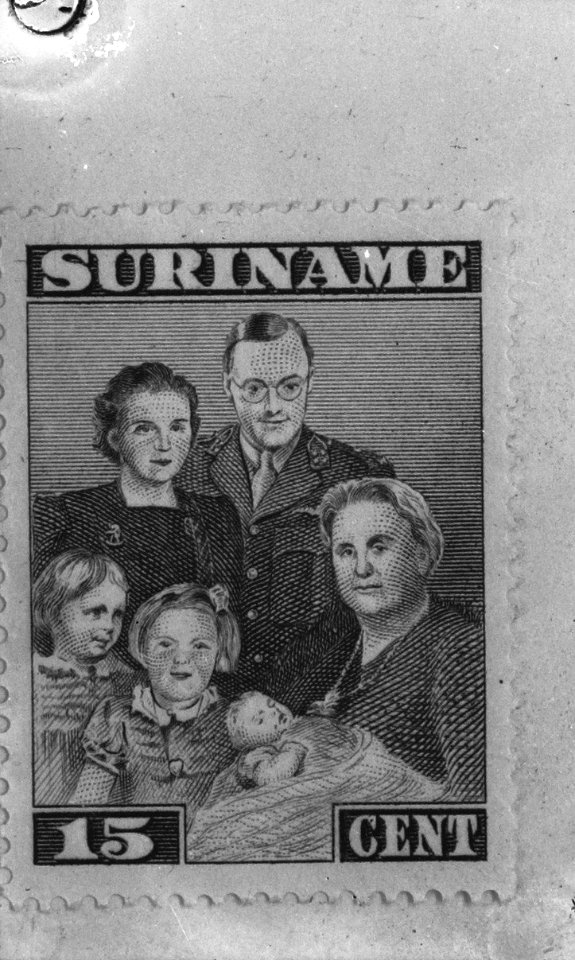 Postzegel Suriname waarde 15 cent met afbeelding van koninklijke familie, Bestanddeelnr 935-1445