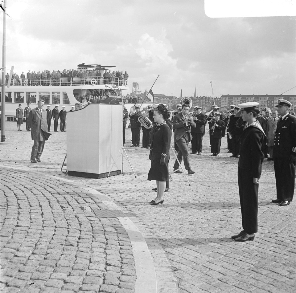 Prinses Margriet na de kranslegging bij het monument, Bestanddeelnr 919-5634