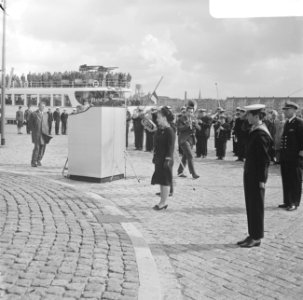 Prinses Margriet na de kranslegging bij het monument, Bestanddeelnr 919-5634