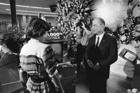 Prinses Margriet ontvangt als lid van dagelijks bestuur van Rode Kruis 100 tv-to, Bestanddeelnr 933-0686