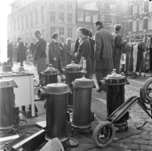 Potkacheltjes op het Waterlooplein, wachten op de kopers, Bestanddeelnr 916-9696