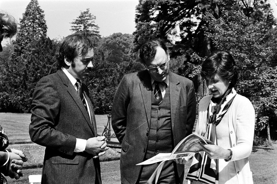 Prinses Margriet ontvangt 1e exemplaar programma Sail 1980 Amsterdam Prinses Ma, Bestanddeelnr 930-8653